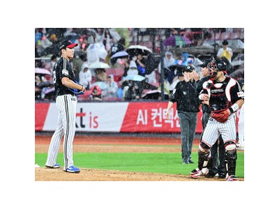 프로야구 경기 우천으로 중단 LG와 KT 팬들 실망
