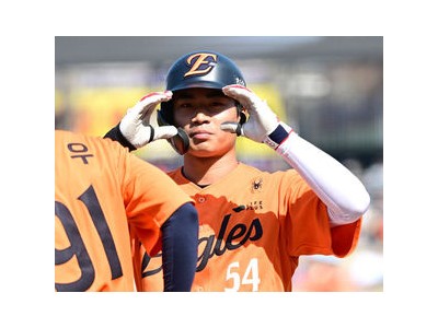 오재원 데뷔전에서 히팅으로 눈길 끌었네