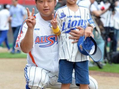 박석민 전 코치 아들 박준현 키움 신인 환영행사에 등장